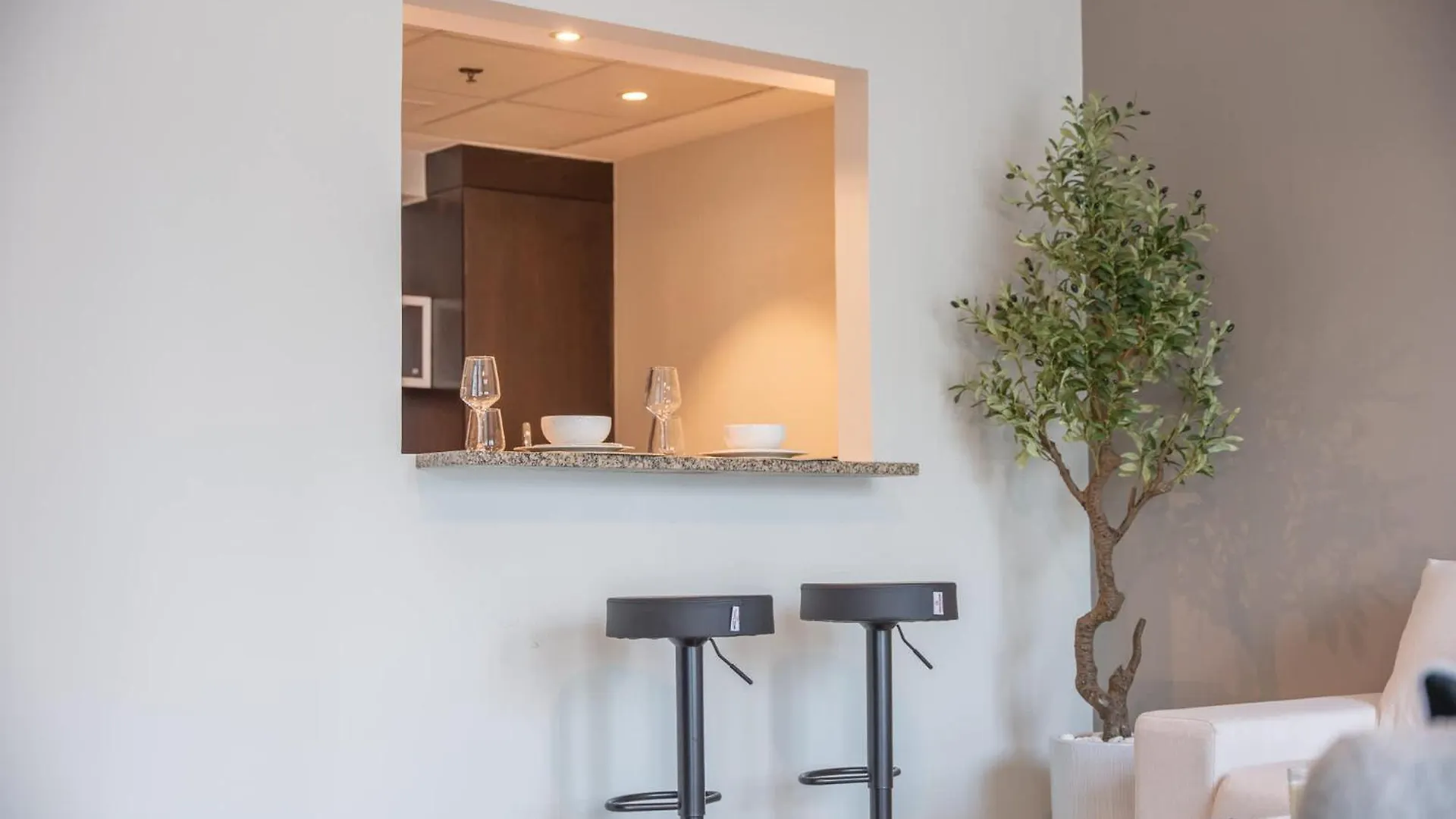 Apartment Bright 2Br Marina Home With Modern Touches Dubai