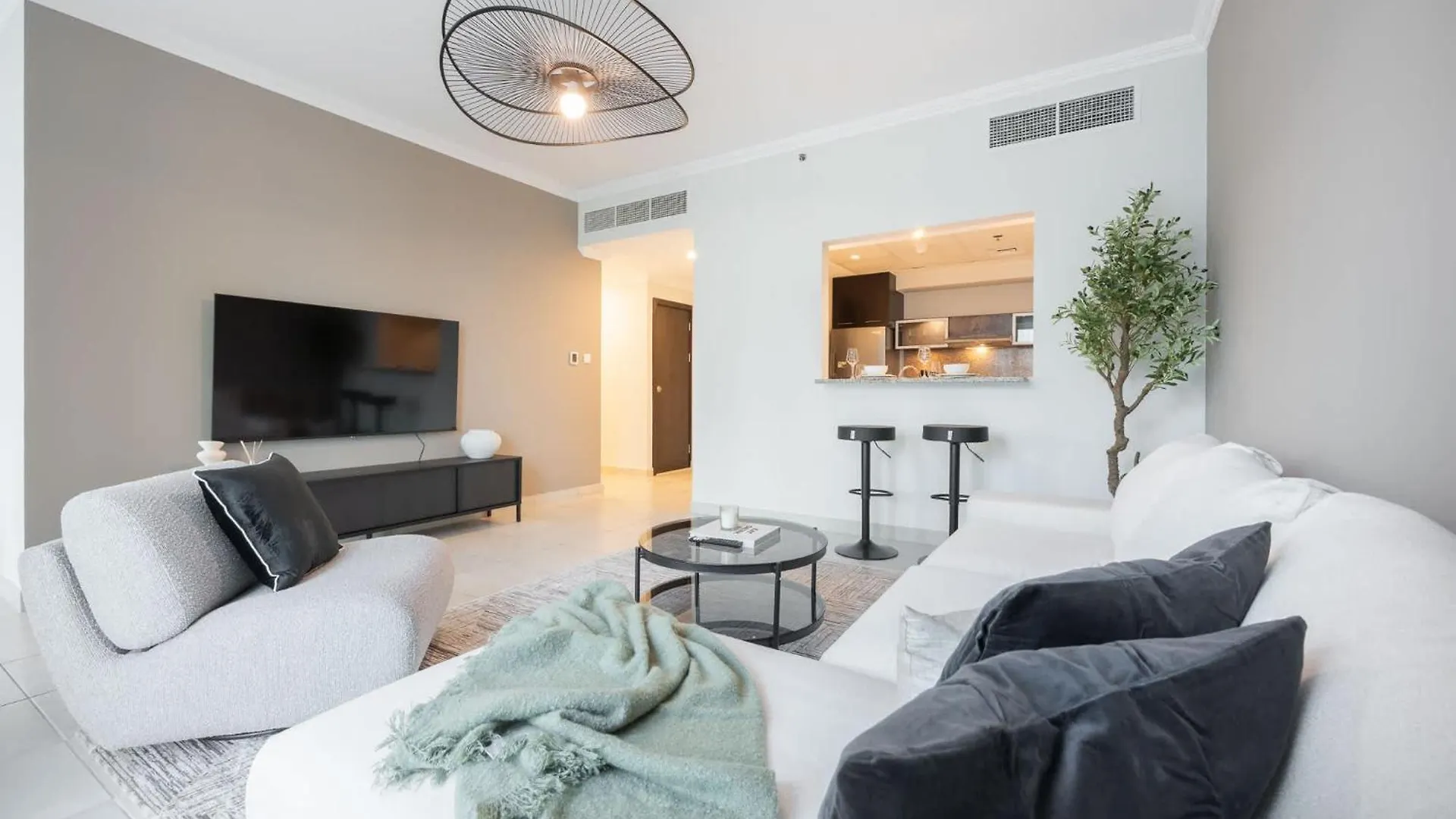 Bright 2Br Marina Home With Modern Touches Dubai